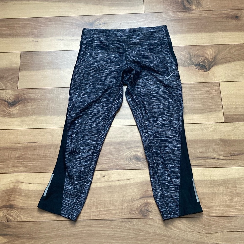 Nike DriFit Capri Marled Leggings. Size S